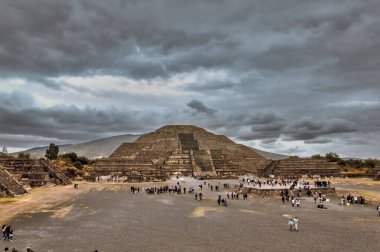 Mexico City, Meksika - 14 Ekim 2023 Teotihuacan Piramitleri 'ndeki harabelerin etrafında yürüyen insanlar