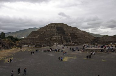 Mexico City, Meksika - 14 Ekim 2023 Teotihuacan Piramitleri 'ndeki harabelerin etrafında yürüyen insanlar