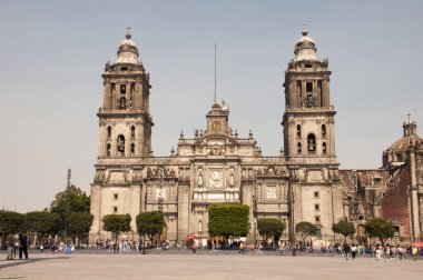Mexico City, Mexico - 10 Kasım 2023: Mexico City Metropolitan Katedrali Gündüz vakti turistlerle ön planda