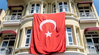 Binada Türk bayrağı asılı