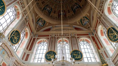 İstanbul 'daki Büyük Mecidiye Camii' nin içi
