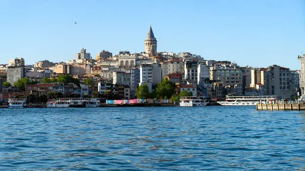 Şehrin ve Galata Kulesi 'nin deniz ürünleri fotoğrafından görüntüsü