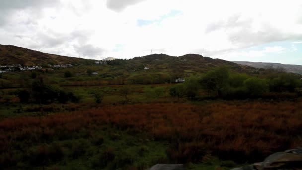 Traceren Dolly Shot Van Wales Countryside Als Uit Een Auto — Stockvideo