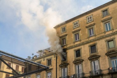 Napoli, İtalya - 15 Şubat 2023 - Pencereden duman yükselen ev yangını. Garibaldi Meydanı, Napoli, İtalya, manzara, geniş açı