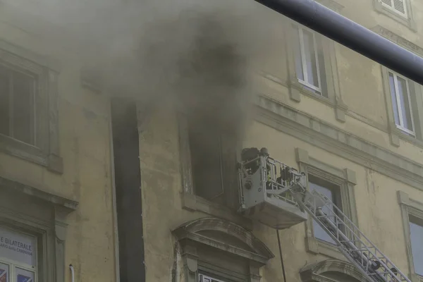 Napoli Talya Şubat 2023 Pencereden Duman Yükselen Yangını Garibaldi Meydanı — Stok fotoğraf