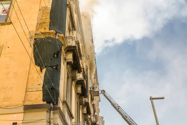 Napoli Talya Şubat 2023 Pencereden Duman Yükselen Yangını Garibaldi Meydanı — Stok fotoğraf