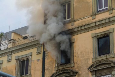 Pencereden duman çıkan bir ev yangını. Garibaldi Meydanı, Napoli, İtalya, manzara, yakınlaştırıldı