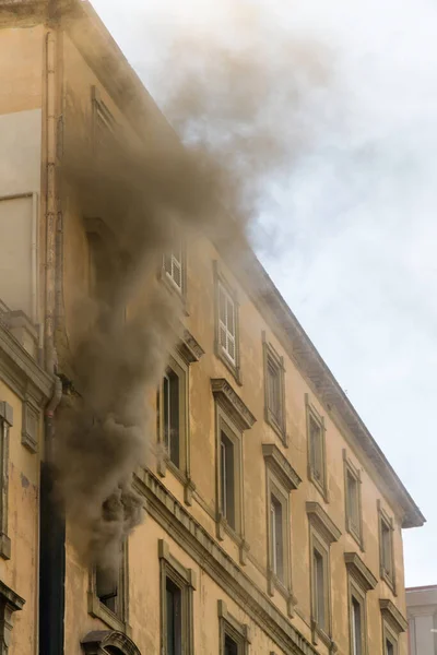 Wohnungsbrand Mit Qualm Aus Fenster Garibaldi Platz Neapel Italien Porträt — Stockfoto
