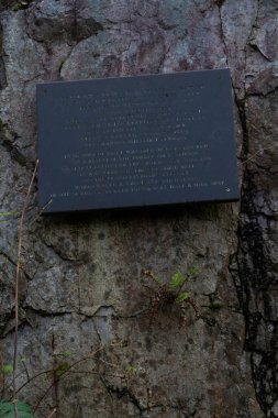 1869 'daki Cwm-y-glo patlama felaketinin anısına. Llanberis, Eryri veya Snowdonia Ulusal Parkı, Kuzey Galler, İngiltere portresi