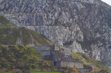 Llyn Yarımadası 'ndaki Trefor Granite Quarry, Kuzey Galler, manzara, telefoto