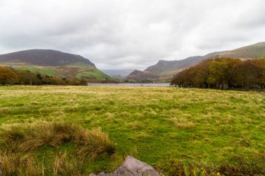 Göl ya da Llyn Nantlle Kardan Kız Öğrenci ya da Yr Wyddfa bulutların altında, geniş açılı.