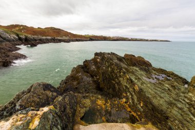 Anglesey Kuzey Sahil Yolu, Galler. Sonbahar ya da sonbahar Bull Körfezi mesafesi, manzara, geniş açı