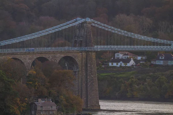 在班戈和英格利海峡之间的梅奈大桥的Telephoto图像 联合王国北威尔士 地貌景观 — 图库照片