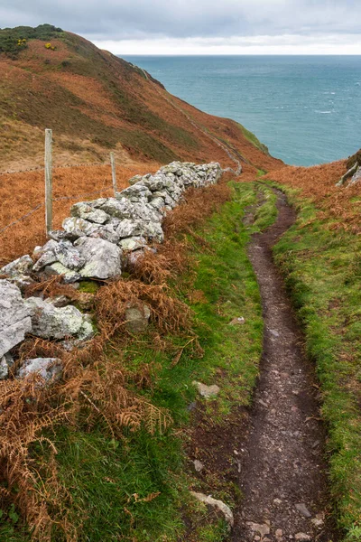 威尔士英格利北岸之路 秋天或秋天的小径 石墙干枯 大海相距 肖像画 — 图库照片