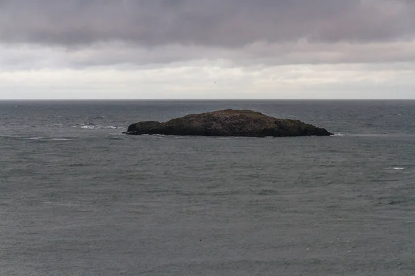 威尔士最北端的地方中老鼠或Ynys Badrig岛 位于安吉丽岛北岸 — 图库照片