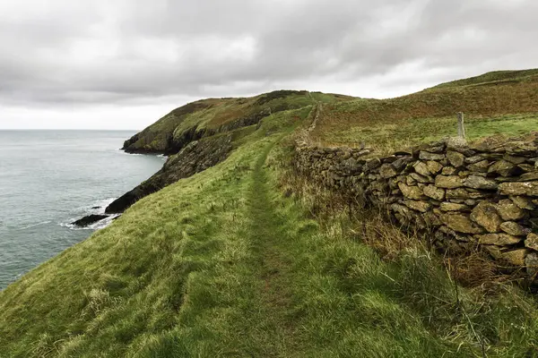 威尔士英格利北岸之路 秋天或秋天的小径 石墙干燥 海相距遥远 风景开阔 — 图库照片
