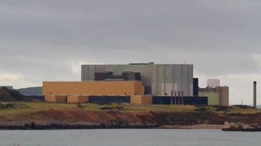 Video, Kuzey Anglesey Sahili, Kuzey Galler, İngiltere 'deki Wylfa Nükleer Santrali..
