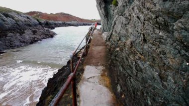 Video, Anglesey 'in kuzey kıyısındaki dere ya da Traeth Dynion yakınlarındaki küçük körfezde Elle Yürüyüş.
