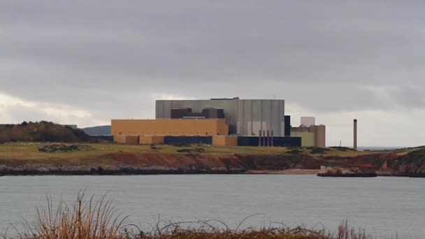 Wylfa Nuclear Power Station 位于英国北威尔斯 北英吉利海岸 在顶部复制空间 Telhoto — 图库视频影像