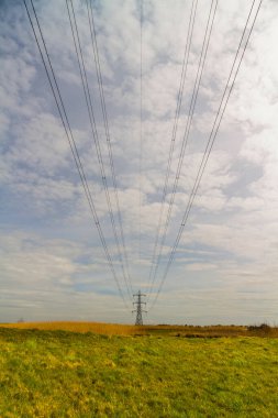 Elektrik direklerinin uzaklığı kırsal kablolar üzerinde ön plana, portre