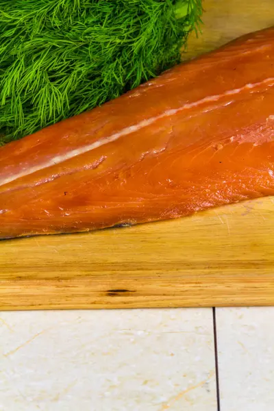 烤鲑鱼和熏肉鲑鱼的一半 用新鲜的猪油涂在木板上 — 图库照片