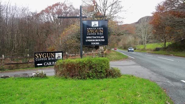 Beddgelert Wales Nov 2021 Skylt Mot Sygun Copper Mine Turistattraktion — Stockvideo