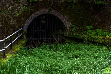 James Brindley orijinal Harecastle Tüneli girişi. The Trent ve Mersey Canal Kidsgrove, Newcastle-under-Lyme, yakın plan,.