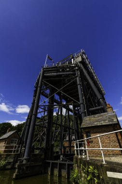 ANDERTON, ENGLAND 11 HAZİRAN 2022 Anderton tekne kaldırma görüntüsü, dikey olarak River Weaver ve Trent ve Mersey Kanalı, geniş açı, portre, tepe noktası