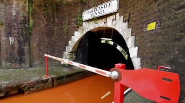 Video, Thomas Telford Kuzey Harecastle Tüneli girişi. Trent ve Mersey Canal Kidsgrove, Newcastle-under-Lyme, geniş açı, yakın çekim.
