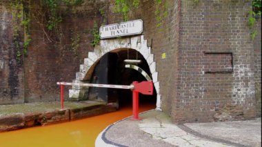 Video, Thomas Telford Kuzey Harecastle Tüneli girişi. The Trent ve Mersey Canal Kidsgrove, Newcastle-under-Lyme.