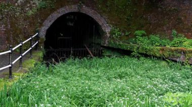 Video, James Brindley orijinal Harecastle Tüneli girişi. Trent ve Mersey Canal Kidsgrove, Newcastle-under-Lyme, kapatın..