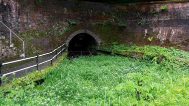 Video, James Brindley orijinal Harecastle Tüneli girişi. The Trent ve Mersey Canal Kidsgrove, Newcastle-under-Lyme.
