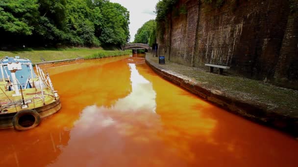 特伦特和梅西运河 基茨格罗夫 新堡下莱姆 水是橙色的 因为如果粘土沉积在哈卡斯特隧道中 角度会很大 — 图库视频影像