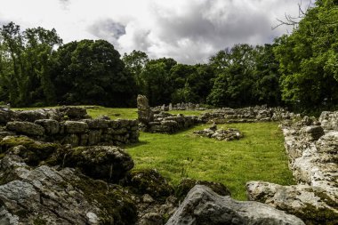 Din Lligwy kalıntıları, ya da Din Llugwy antik köy, yakınındaki Moelfre, Anglesey, Kuzey Galler, İngiltere, manzara.