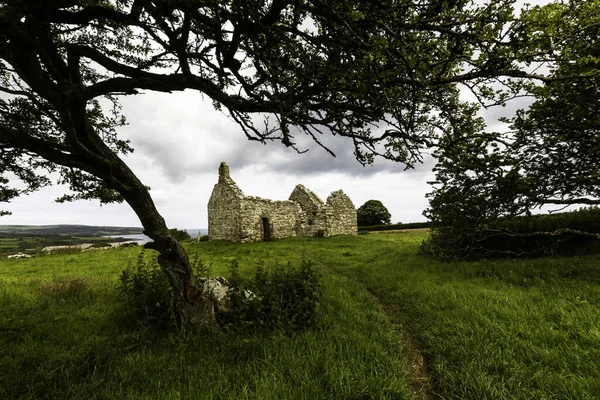 Capel Lligwy 十二世纪教堂或教堂的废墟 天空作为版权保护 英国北威尔斯 安格内西 莫夫尔附近 — 图库照片