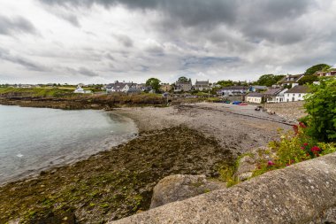 MoELFRE, WALES 12 HAZİRAN 2022 Popüler Stony Beach, Moelfre, Anglesey, Kuzey Galler, İngiltere, manzara