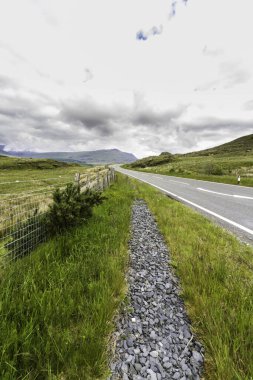 Blaenau Ffestiniog ve Dolwyddelan arasındaki Kırım Geçidi 'nden geçen A470 yolu. Eryri ya da Snowdonia Milli Parkı, Galler, Portre.