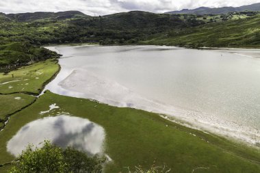 Drywyd nehri ya da gelgitler. Penrhyndeudraeth, Eryri veya Snowdonia Ulusal Parkı, Galler, manzara.