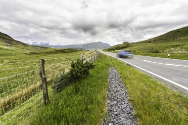 Blaenau Ffestiniog ve Dolwyddelan arasındaki Kırım Geçidi 'nden geçen A470 yolu. Eryri veya Snowdonia Milli Parkı, Galler Bulanık arabalı, manzaralı.