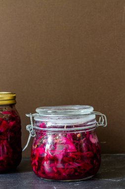 İki cam kavanozda kırmızı lahana turşusu, manzara, en üstte de telif alanı..