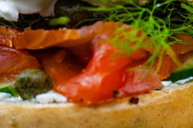 Görüntü ya da çözünmüş ev yapımı Makro krem peynirli, kapari, salatalık ve dereotlu, manzara, arka plan.