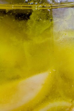 Soğutulmuş sarımsak karışımının aşırı Macro 'su. Obit yağında hafif pişirilmiş karanfiller. Yoğunlaşma çünkü buzdolabından yeni çıktı, portre..