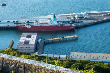 PORTLAND, ENGLAND MAYIS 31 2024 Editör, Bibby Stockholm mavnası karadan yanaştı, İngiltere sığınmacılarını kullandı. Portland, Weymouth, Dorset, İngiltere.