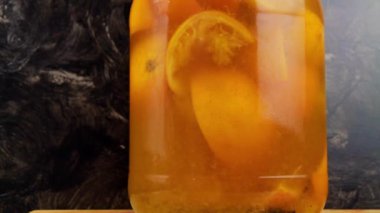 Video, Macro of Large Jar Provencal Fransız Vin dOrange alkollü içecek olgunlaşan, beyaz şarap, turuncu ve vanilyalı kap sağdan sola.