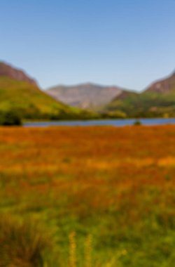 Güzel bir gün Nantlle vadiyi, Snowdon 'u ya da Yr Wyddfa' yı uzaktan gösteriyor. Snowdonia veya Eryri Ulusal Parkı, Kuzey Galler, İngiltere, portre