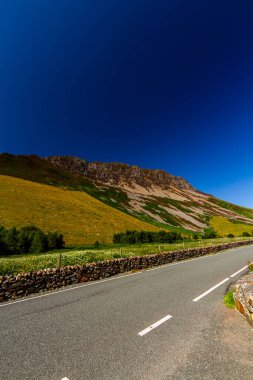 Craig y Bera uçurumları, Nantlle ve Rhydd Ddu, Snowdonia veya Eryri Ulusal Parkı, Kuzey Galler, İngiltere, portre, geniş açı