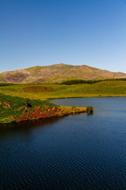 Güzel bir gün Snowdon ya da Lake 'den Yr Wyddfa veya Llyn y Dywarchen, Rhydd Du. Snowdonia veya Eryri Ulusal Parkı, Kuzey Galler, İngiltere, portre