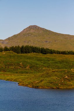 Lake veya Llyn y Dywarchen 'dan güzel bir gün, Rhydd Du. Snowdonia veya Eryri Ulusal Parkı, Kuzey Galler, İngiltere, portre, telefon