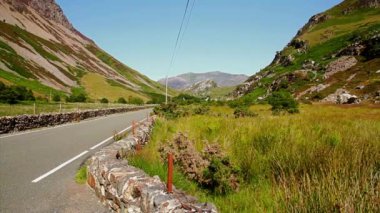 Video, Craig y Bera uçurumları, Nantlle ve Rhydd Ddu arasındaki Drws y Coed, Snowdonia veya Eryri Ulusal Parkı, Kuzey Galler, İngiltere, manzara, aşırı geniş açı