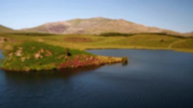 Bulanık, Video, Güzel Gün Snowdon ya da Lake 'ten Yr Wyddfa Top ya da adalı Llyn y Dywarchen, Rhydd Du. Snowdonia veya Eryri Ulusal Parkı, Kuzey Galler, İngiltere, manzara